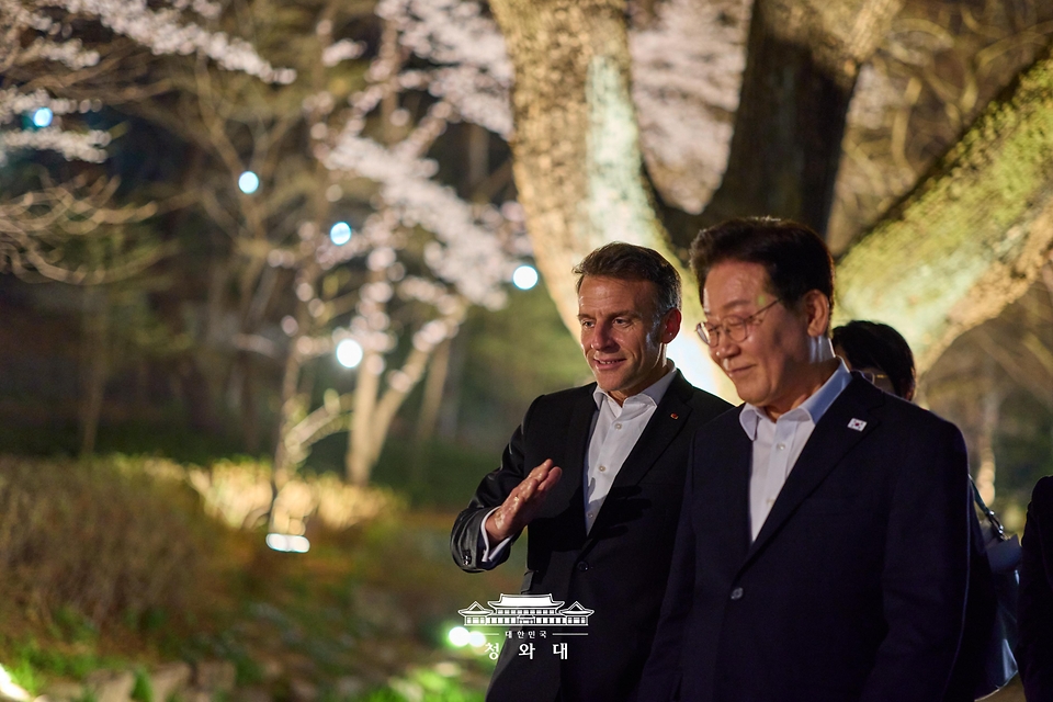 이재명 대통령과 에마뉘엘 마크롱 프랑스 대통령이 4월 2일 청와대에서 열린 친교 만찬을 마친 뒤 산책하며 대화하고 있다.