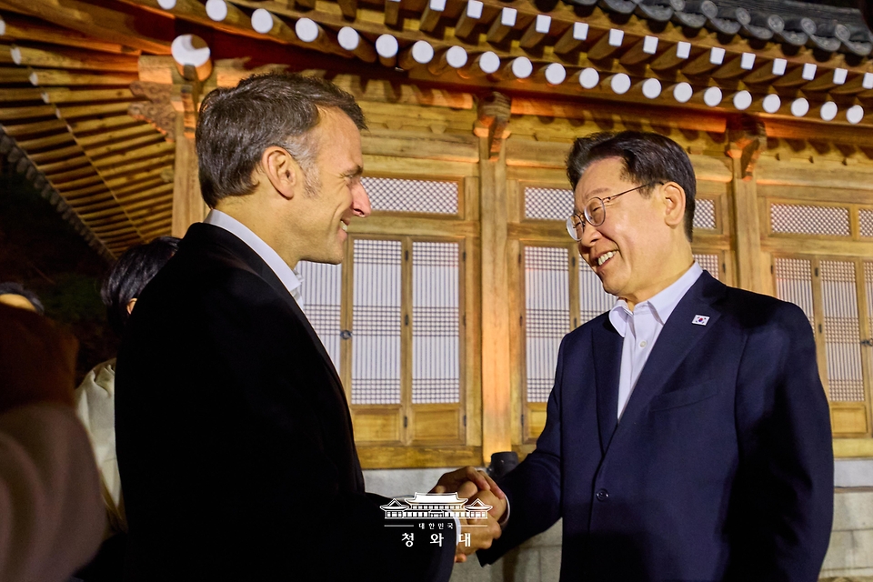 이재명 대통령과 에마뉘엘 마크롱 프랑스 대통령이 4월 2일 청와대에서 열린 친교 만찬에서 악수하고 있다.
