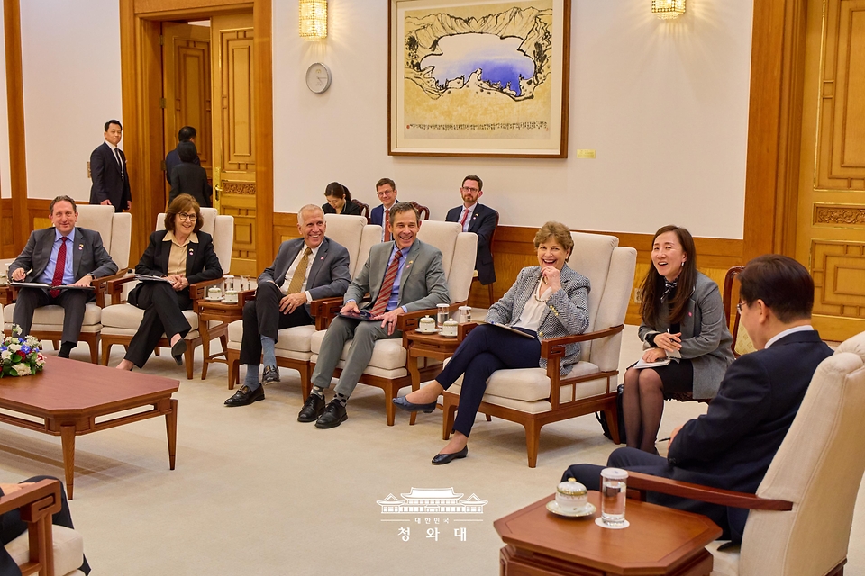 이재명 대통령이 4월 2일 청와대에서 미국 상원의원단을 접견하고 있다.