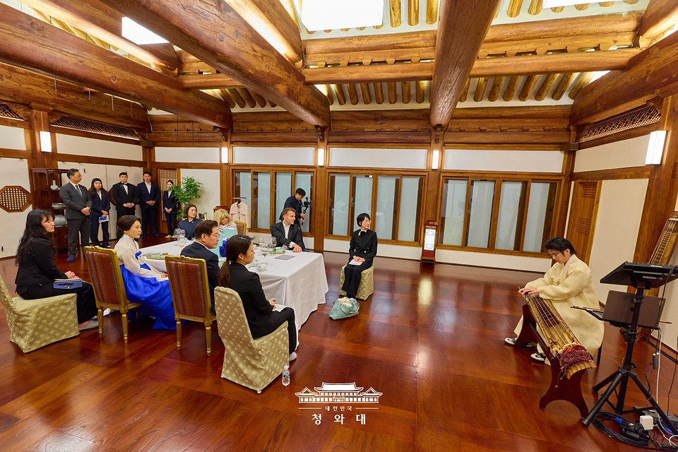 이재명 대통령 부부와 에마뉘엘 마크롱 프랑스 대통령 부부가 4월 2일 청와대 상춘재에서 열린 친교 만찬에서 거문고 연주를 관람하고 있다.