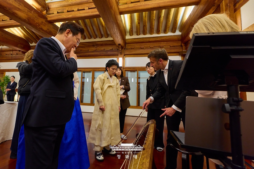 이재명 대통령 부부와 에마뉘엘 마크롱 프랑스 대통령 부부가 4월 2일 청와대 상춘재에서 열린 친교 만찬에서 거문고 연주 관람 후 거문고에 대한 설명을 듣고 있다.