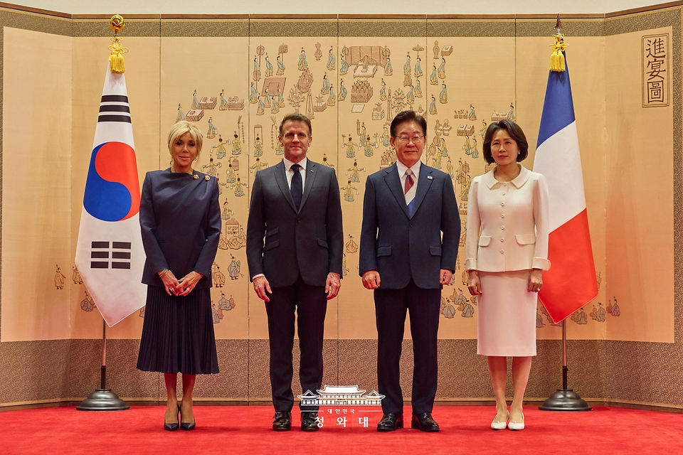 이재명 대통령과 김혜경 여사가 4월 3일 청와대에서 국빈 방한한 에마뉘엘 마크롱 프랑스 대통령, 브리지트 마크롱 여사와 기념 촬영을 하고 있다.