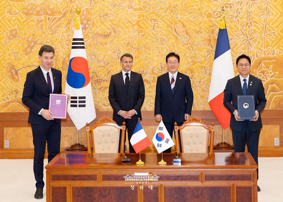 배경훈 부총리 겸 과학기술정보통신부 장관과 필립 바티스트 프랑스 고등교육·연구·우주부 장관이 4월 3일 청와대에서 이재명 대통령과 에마뉘엘 마크롱 대통령이 임석한 가운데 인공지능, 반도체 및 양자기술 분야 협력 의향서 교환 후 기념촬영을 하고 있다.