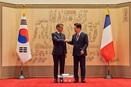 '마크롱' 프랑스 대통령 내외 국빈방한 - 방명록 서명 및 기념촬영 사진 5