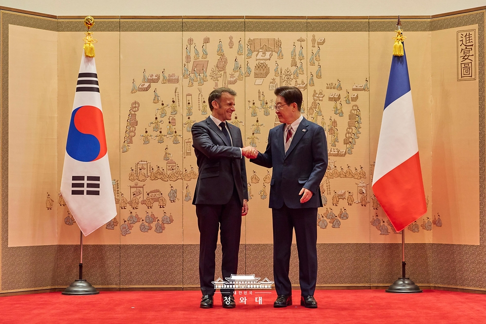 이재명 대통령과 에마뉘엘 마크롱 프랑스 대통령이 4월 3일 청와대에서 공식환영식 후 악수하고 있다.