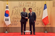 '마크롱' 프랑스 대통령 내외 국빈방한 - 방명록 서명 및 기념촬영 사진 6