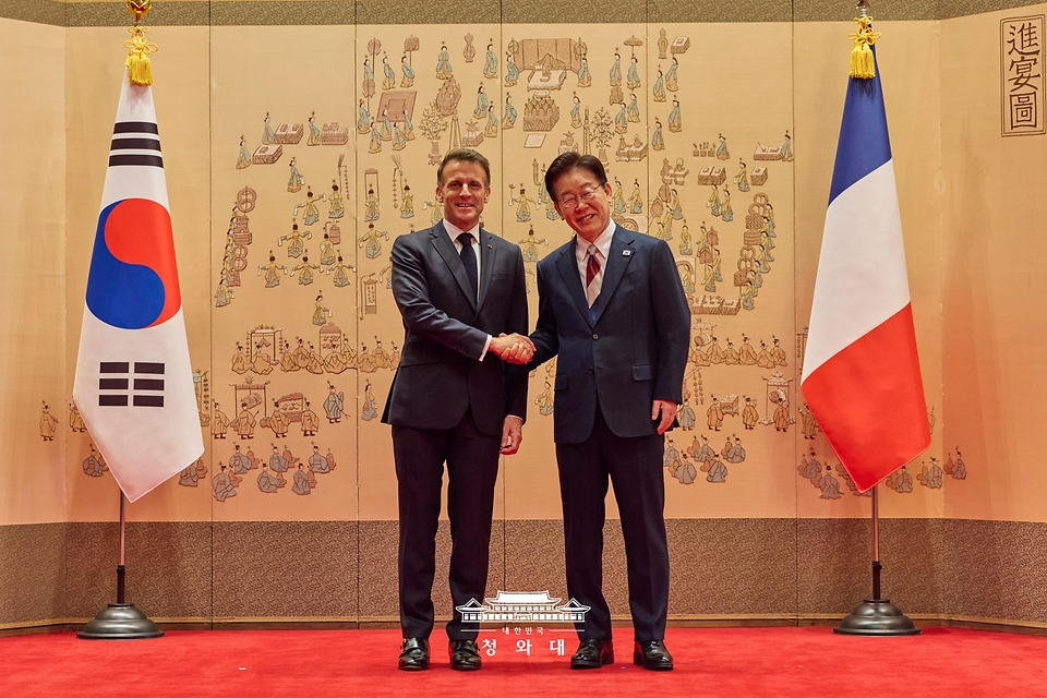 이재명 대통령과 에마뉘엘 마크롱 프랑스 대통령이 4월 3일 청와대에서 공식환영식 후 악수하고 있다.