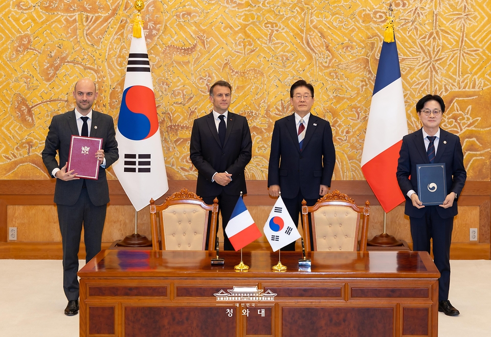 김정관 산업통상부 장관과 장노엘 바로 프랑스 외교부 장관이 4월 3일 청와대에서 이재명 대통령과 에마뉘엘 마크롱 대통령이 임석한 가운데 핵심광물 공급망 협력 의향서 교환 후 기념촬영을 하고 있다.