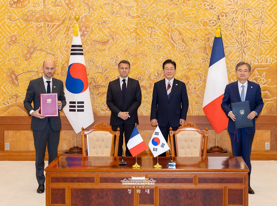 조현 외교부 장관과 장노엘 바로 프랑스 외교부 장관이 4월 3일 청와대에서 이재명 대통령과 에마뉘엘 마크롱 대통령이 임석한 가운데 문화기술협력협정 개정의정서 교환 후 기념촬영을 하고 있다.