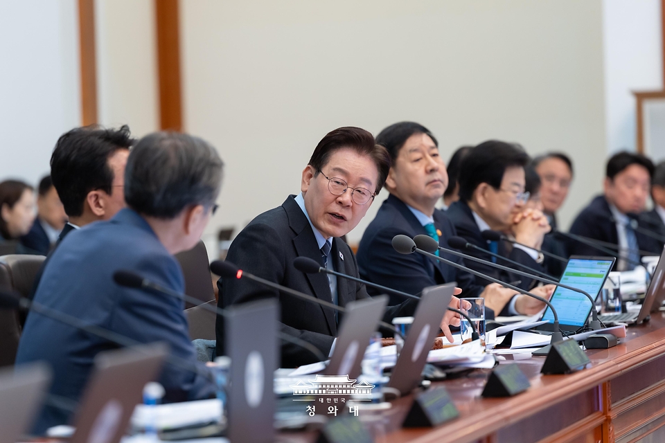 이재명 대통령이 4월 6일 청와대에서 열린 국무회의 겸 비상경제점검회의에서 참석자에게 질문하고 있다.