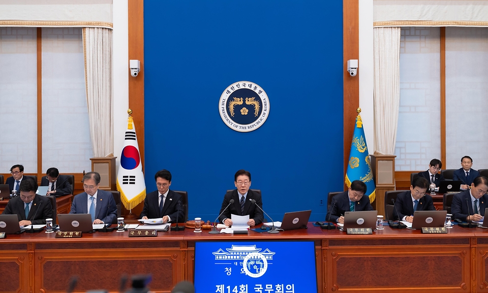 이재명 대통령이 4월 6일 청와대에서 열린 국무회의 겸 비상경제점검회의에서 발언하고 있다.