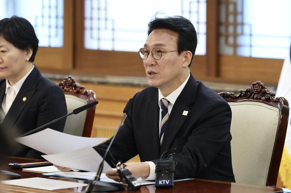 김민석 국무총리가 4월 8일 세종대로 정부서울청사에서 열린 비상경제본부회의를 주재하고 있다.