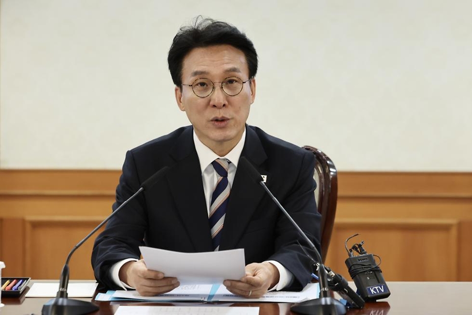 김민석 국무총리가 4월 8일 세종대로 정부서울청사에서 열린 비상경제본부회의를 주재하고 있다.