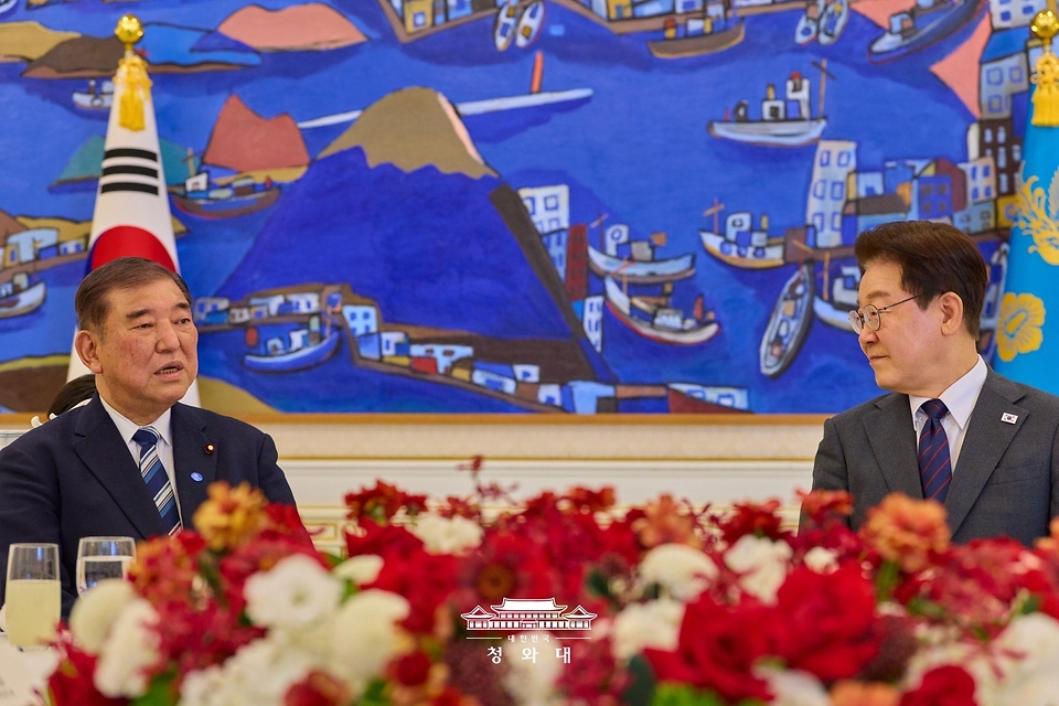 이재명 대통령과 이시바 시게루 전 일본 총리가 4월 8일 청와대에서 오찬에 앞서 대화하고 있다.