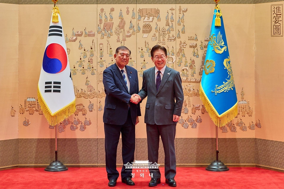 이재명 대통령이 4월 8일 청와대에서 이시바 시게루 전 일본 총리와 오찬에 앞서 기념촬영을 하고 있다.