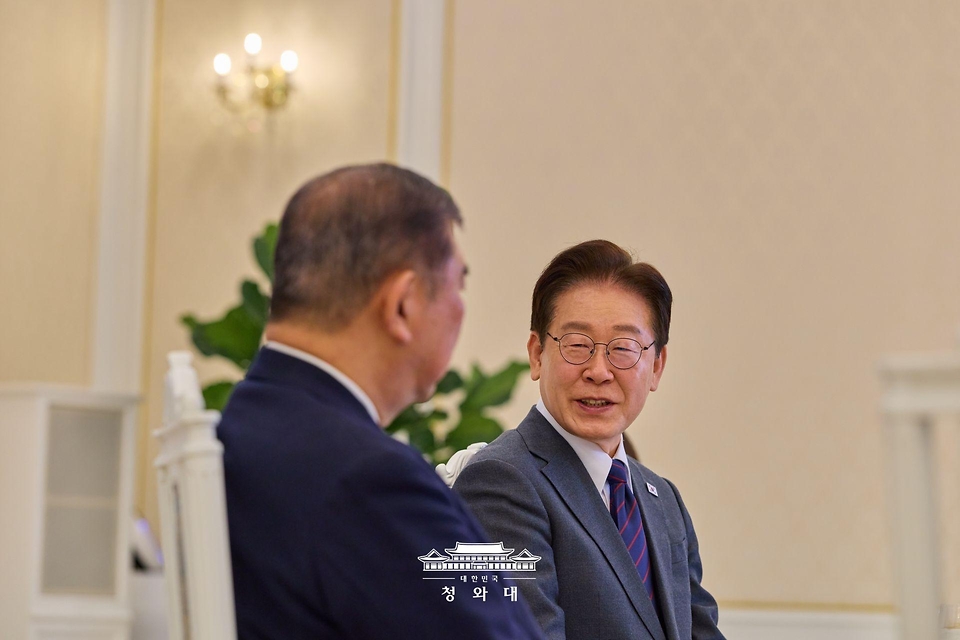 이재명 대통령과 이시바 시게루 전 일본 총리가 4월 8일 청와대에서 오찬에 앞서 대화하고 있다.