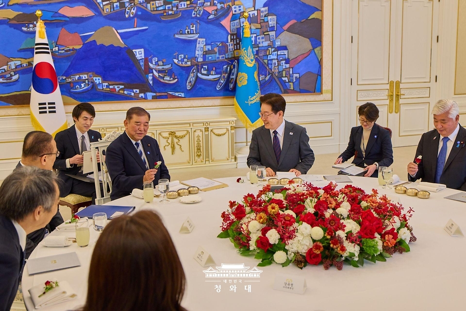 이시바 시게루 전 일본 총리가 4월 8일 청와대에서 열린 이재명 대통령과의 오찬에서 오찬장에 놓인 꽃을 들고 발언하고 있다.