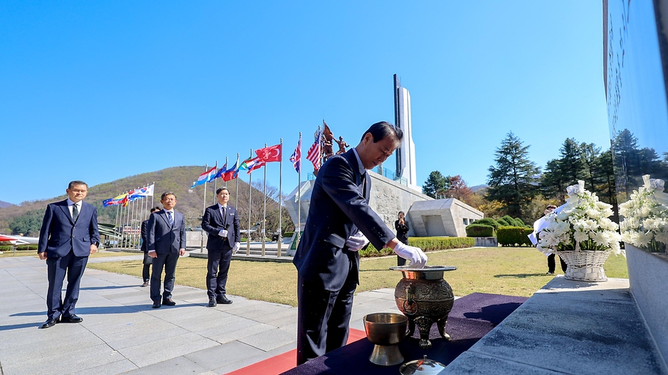 권오을 국가보훈부 장관이 4월 7일 경북 칠곡군 호국평화기념관에서 광복회와 상이군경회 등 칠곡지역 10개 보훈단체장들이 참석한 가운데 현장 소통 간담회를 갖고, 보훈단체 및 국가유공자 지원 확대를 비롯한 건의 사항을 청취한 뒤 발언하고 있다.