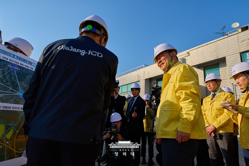 이재명 대통령이 4월 8일 경기도 의왕 내륙컨테이너기지(ICD)에서 고유가 관련 화물운송·물류업계 간담회 후 정구용 ICD 대표이사의 현황설명을 듣고 있다.