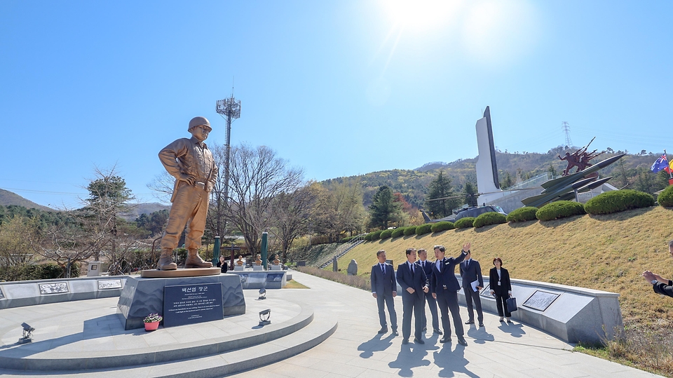 권오을 국가보훈부 장관이 4월 7일 경북 칠곡군 호국평화기념관에서 광복회와 상이군경회 등 칠곡지역 10개 보훈단체장들이 참석한 가운데 현장 소통 간담회를 갖고, 보훈단체 및 국가유공자 지원 확대를 비롯한 건의 사항을 청취한 뒤 발언하고 있다.