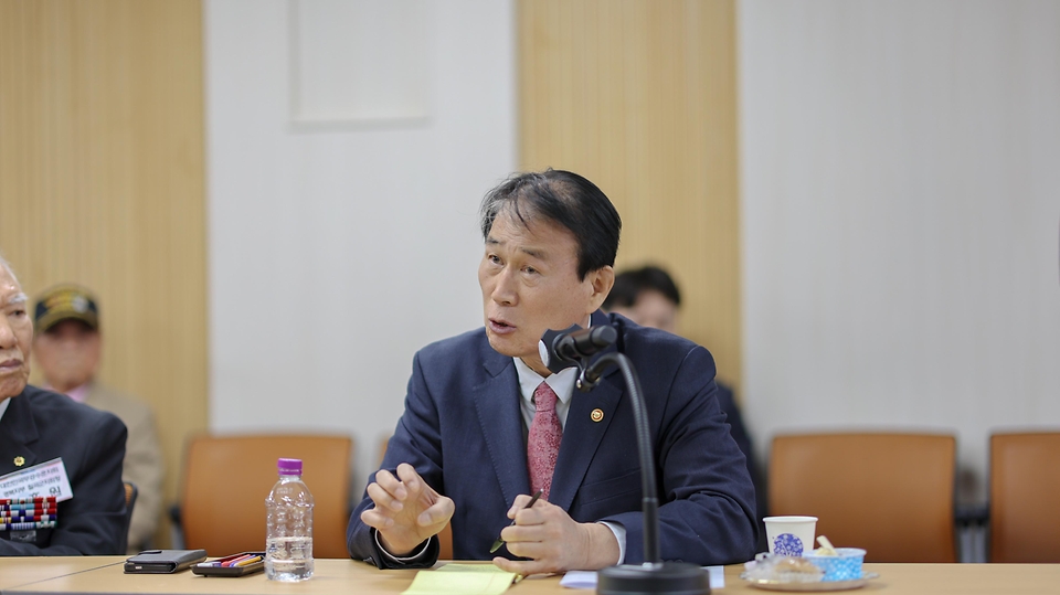 권오을 국가보훈부 장관이 4월 7일 경북 칠곡군 호국평화기념관에서 광복회와 상이군경회 등 칠곡지역 10개 보훈단체장들이 참석한 가운데 현장 소통 간담회를 갖고, 보훈단체 및 국가유공자 지원 확대를 비롯한 건의 사항을 청취한 뒤 발언하고 있다.