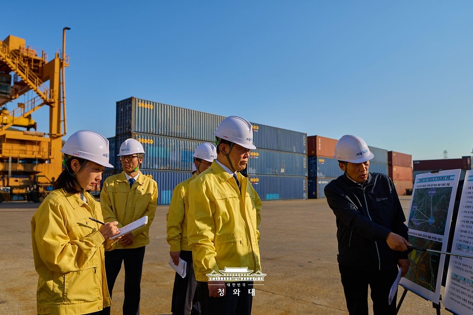 이재명 대통령이 4월 8일 경기도 의왕 내륙컨테이너기지(ICD)에서 고유가 관련 화물운송·물류업계 간담회 후 정구용 ICD 대표이사의 현황설명을 듣고 있다.
