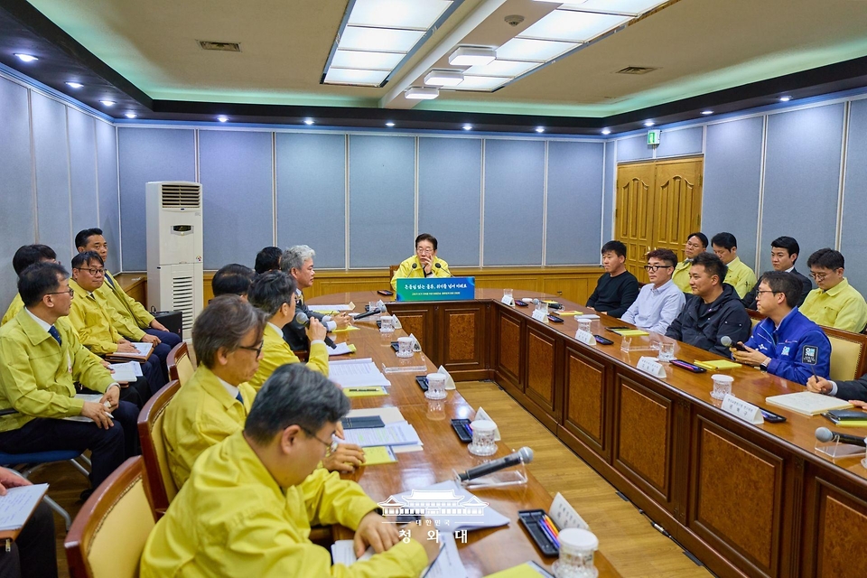 이재명 대통령이 4월 8일 경기도 의왕 내륙컨테이너기지에서 열린 고유가 위기극복을 위한 화물운송·물류업계 현장 간담회에서 발언하고 있다.