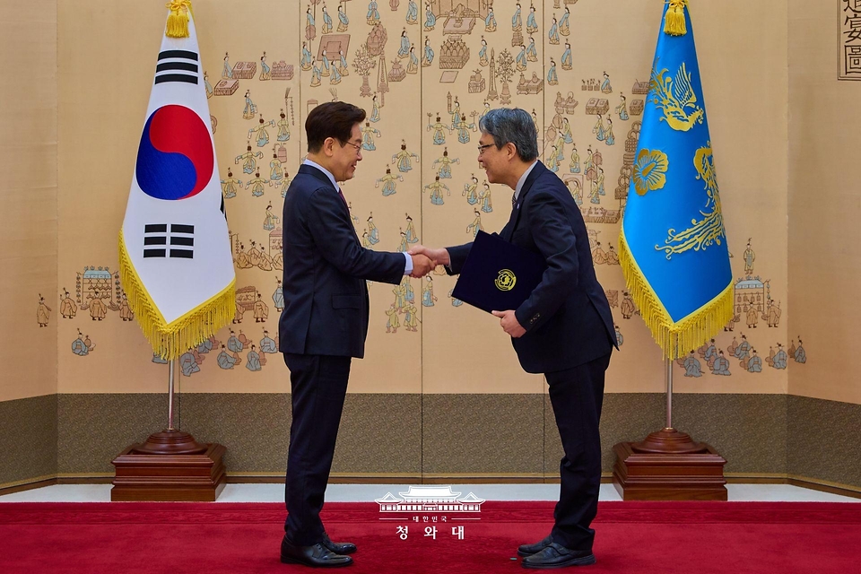 이재명 대통령이 4월 9일 청와대 본관 접견실에서 김성식 국민경제자문회의 부의장에게 위촉장을 수여하고 있다.
