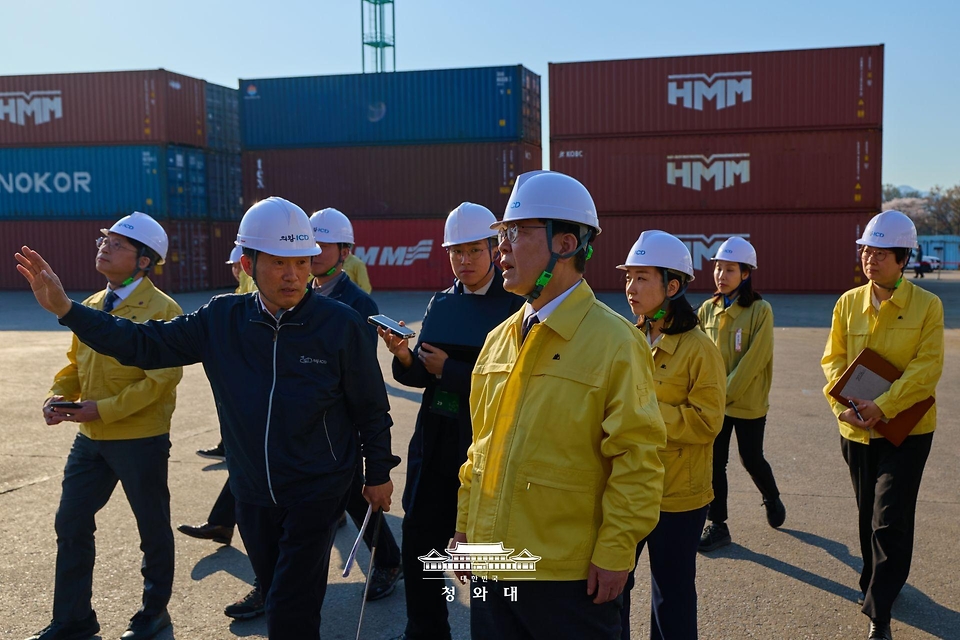 이재명 대통령이 4월 8일 경기도 의왕 내륙컨테이너기지(ICD)에서 시설을 둘러보고 있다.