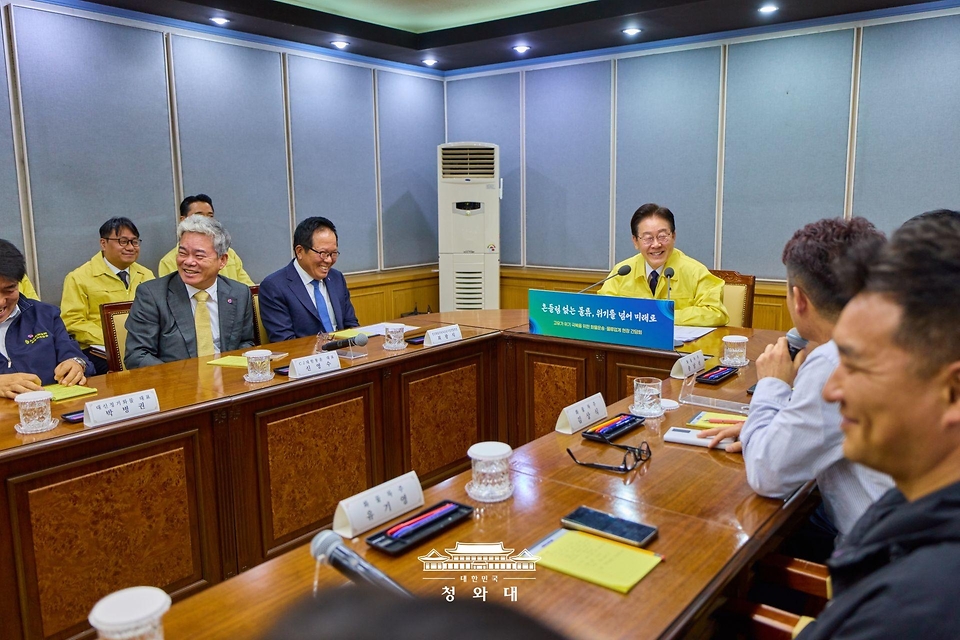 이재명 대통령이 4월 8일 경기도 의왕 내륙컨테이너기지에서 열린 고유가 위기극복을 위한 화물운송·물류업계 현장 간담회에서 발언하고 있다.