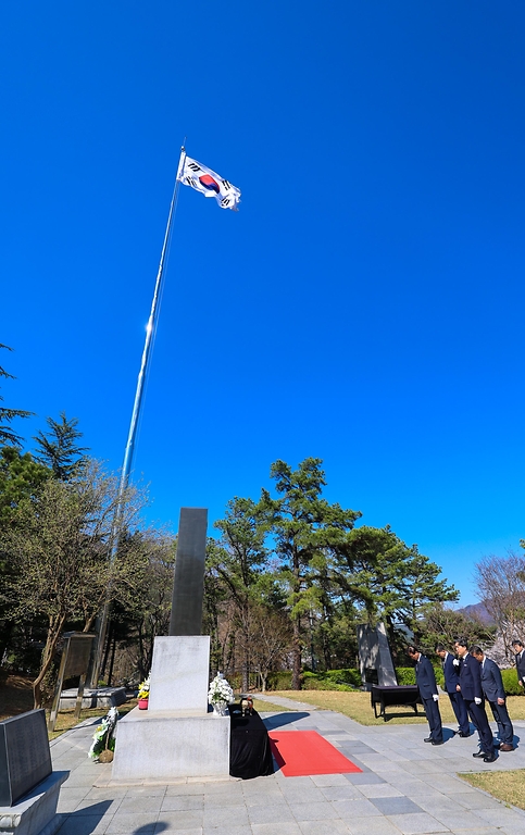 권오을 국가보훈부 장관이 4월 7일 경북 칠곡군 호국평화기념관에서 광복회와 상이군경회 등 칠곡지역 10개 보훈단체장들이 참석한 가운데 현장 소통 간담회를 갖고, 보훈단체 및 국가유공자 지원 확대를 비롯한 건의 사항을 청취한 뒤 발언하고 있다.
