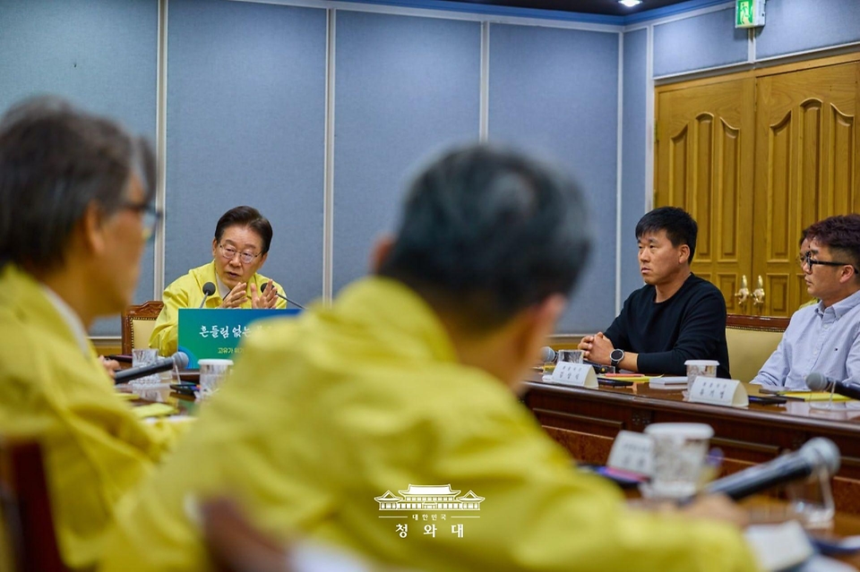 이재명 대통령이 4월 8일 경기도 의왕 내륙컨테이너기지에서 열린 고유가 위기극복을 위한 화물운송·물류업계 현장 간담회에서 발언하고 있다.