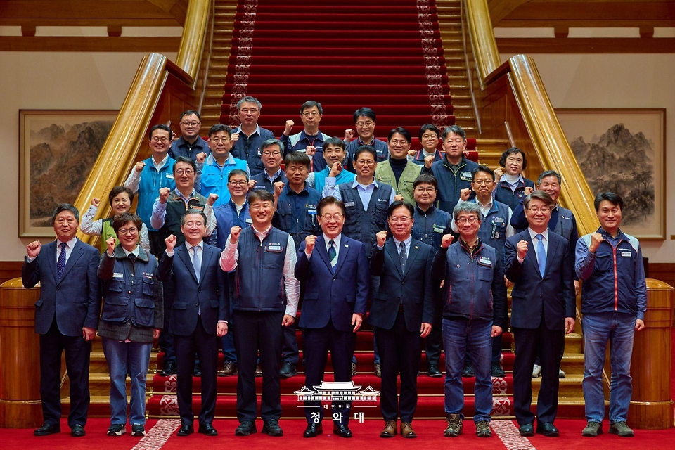 이재명 대통령이 4월 10일 청와대에서 열린 전국민주노동조합총연맹 초청 간담회에서 양경수 민주노총 위원장 등 참석자들과 기념촬영을 하고 있다.