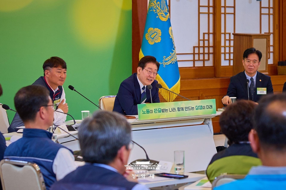 이재명 대통령이 4월 10일 청와대에서 열린 전국민주노동조합총연맹 초청 간담회에서 발언하고 있다.