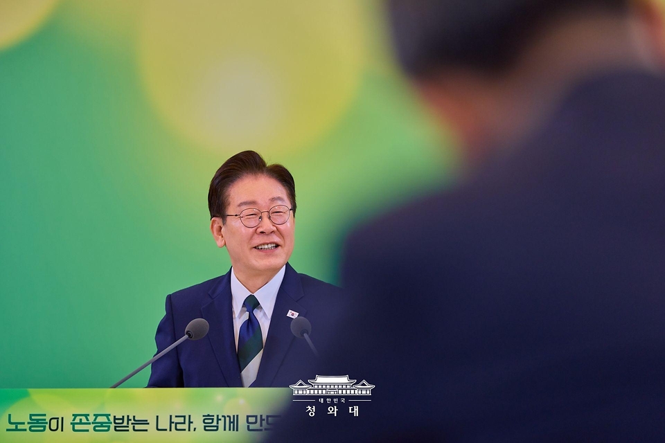 이재명 대통령이 4월 10일 청와대에서 열린 전국민주노동조합총연맹 초청 간담회에서 발언하고 있다.