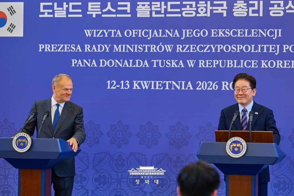 이재명 대통령과 도날트 투스크 폴란드 총리가 4월 13일 청와대에서 공동언론발표를 하고 있다.