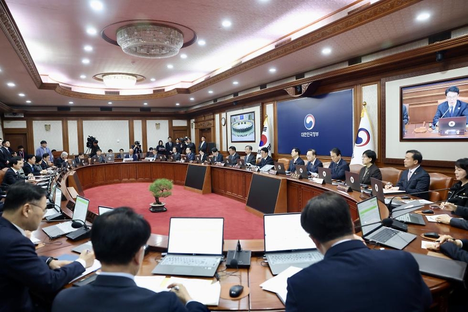 김민석 국무총리가 4월 11일 세종대로 정부서울청사에서 열린 임시국무회의를 주재하고 있다.