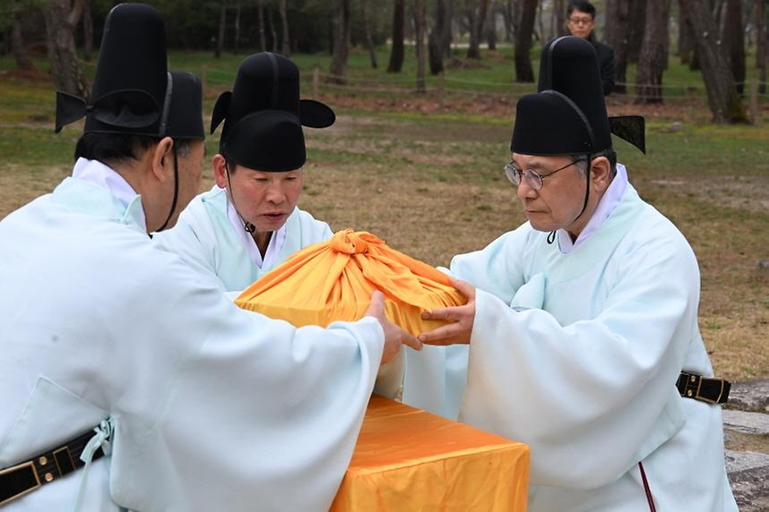 허민 국가유산청장이 4월 11일 남양주 사릉(정순왕후의 능)에서 채취한 들꽃을 영월 장릉(단종의 능)에 식재하는 행사와 고유제를 실시하고 있다.