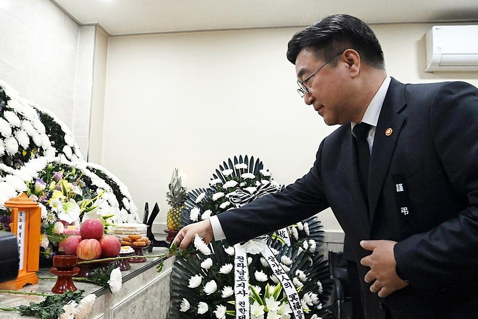 윤호중 행정안전부 장관이 4월 13일 전남 완도군 냉동창고 화재 진압 현장에서 순직한 소방관들의 빈소를 찾아 조문하고 있다.