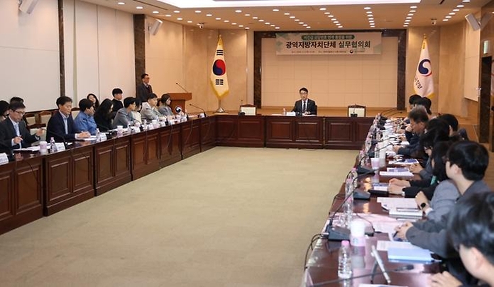 한삼석 국민권익위원회 부위원장이 4월 9일 서울 종로구 정부서울청사에서 열린 전국 지자체 민원 전화 시스템의 110 중심 연계·통합을 위한 광역자치단체 실무협의회에서 모두발언하고 있다.