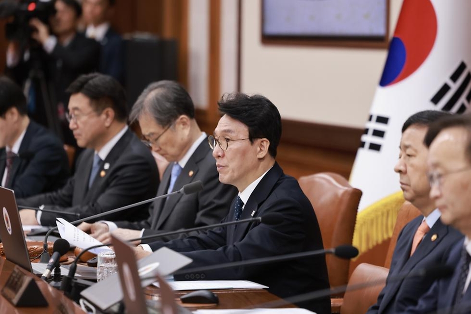 김민석 국무총리가 4월 11일 세종대로 정부서울청사에서 열린 임시국무회의를 주재하고 있다.