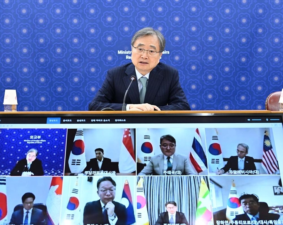조현 외교부 장관이 4월 10일 최근 중동상황에 따른 글로벌 공급망 불안정이 지속되는 상황에서 '비상경제 대응 점검을 위한 아세안지역 화상 공관장회의'를 개최하고 있다.