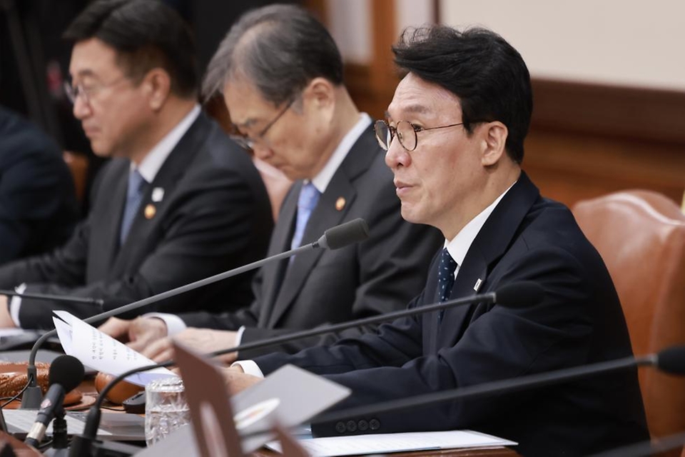 김민석 국무총리가 4월 11일 세종대로 정부서울청사에서 열린 임시국무회의를 주재하고 있다.