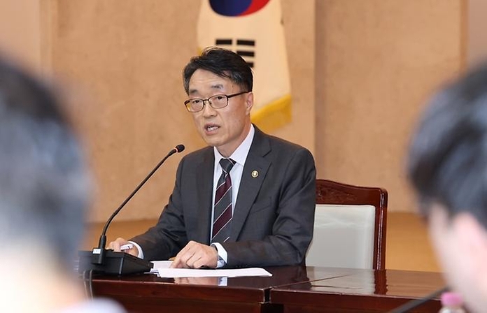 한삼석 국민권익위원회 부위원장이 4월 9일 서울 종로구 정부서울청사에서 열린 전국 지자체 민원 전화 시스템의 110 중심 연계·통합을 위한 광역자치단체 실무협의회에서 모두발언하고 있다.
