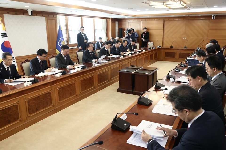 김민석 국무총리가 4월 14일 세종대로 정부서울청사에서 열린 공명선거 관계장관회의를 주재하고 있다.