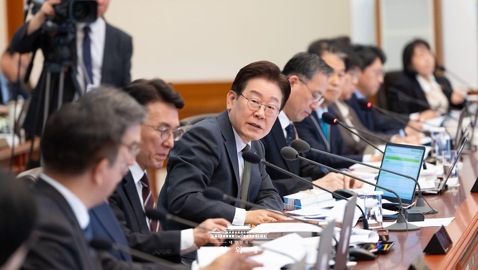 이재명 대통령이 4월 14일 청와대에서 열린 국무회의 겸 비상경제점검회의에서 발언하고 있다.