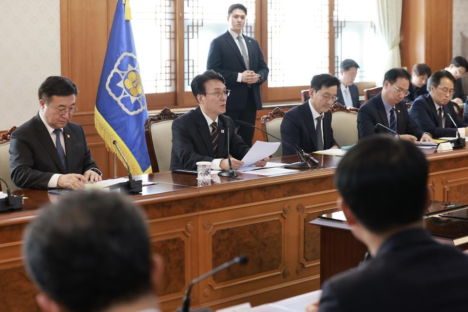 김민석 국무총리가 4월 14일 세종대로 정부서울청사에서 열린 공명선거 관계장관회의를 주재하고 있다.