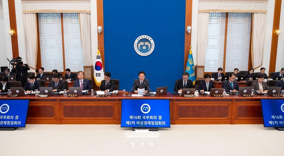 이재명 대통령이 4월 14일 청와대에서 열린 국무회의 겸 비상경제점검회의에서 발언하고 있다.