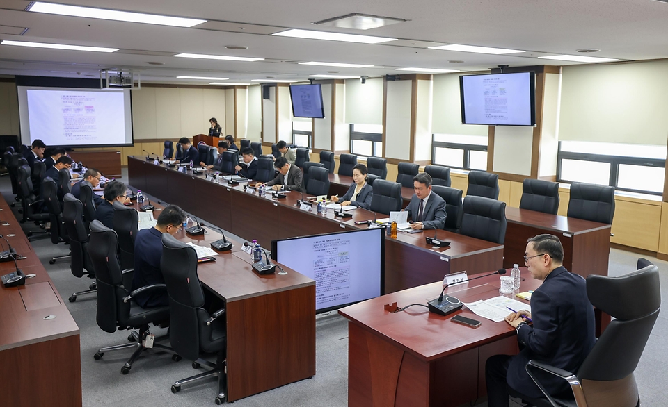 이명구 관세청이 4월 13일 정부대전청사에서 중동 상황 장기화에 따른 수출입 기업의 피해를 최소화하기 위해 '관세·물류 비상 대응 전담조직(TF) 점검회의'를 개최하고 있다.