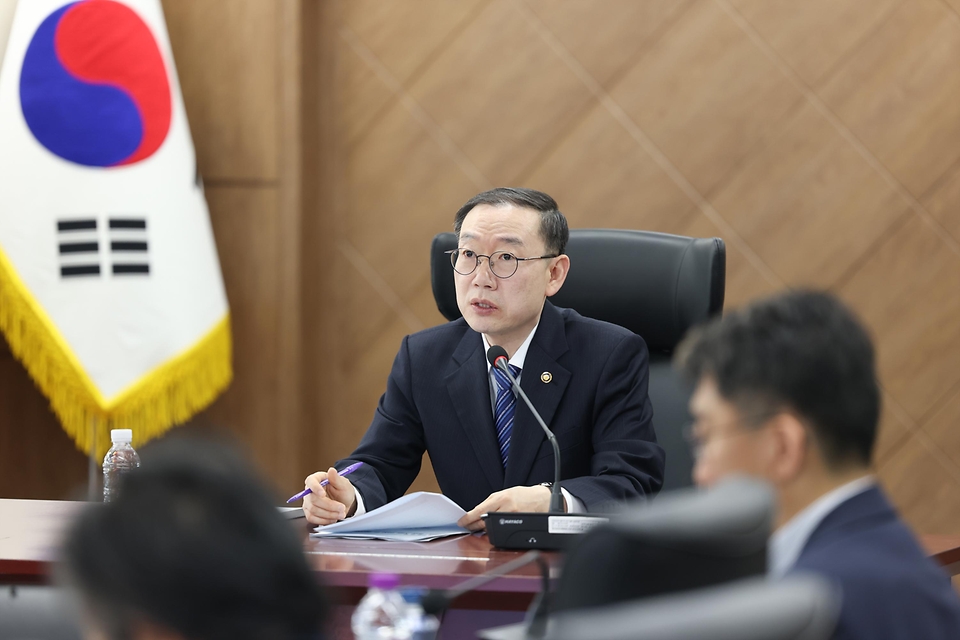 이명구 관세청이 4월 13일 정부대전청사에서 중동 상황 장기화에 따른 수출입 기업의 피해를 최소화하기 위해 '관세·물류 비상 대응 전담조직(TF) 점검회의'를 개최하고 있다.
